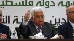 رئيس السلطة الفلسطينية محمود عباس خلال حديث له في مؤتمر صحفي حول القدس، في مدينة رام الله في الضفة الغربية، 11 أبريل، 2018.  (AFP/Abbas Momani)