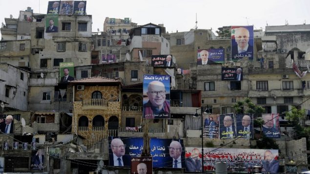 ملصقات دعايات انتخابية للانتخابات البرلمانية اللبنانية على جدران مباني في مدينة طرابلس، شمال لبنان، 3 مايو 2018 (JOSEPH EID / AFP)