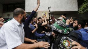 فلسطينيون يشيعون جثمان عضو من اعضاء حماس قُتل في انفجار في وقت سابق من اليوم، 6 مايو 2018 (AFP/ MAHMUD HAMS)