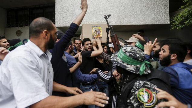 فلسطينيون يشيعون جثمان عضو من اعضاء حماس قُتل في انفجار في وقت سابق من اليوم، 6 مايو 2018 (AFP/ MAHMUD HAMS)