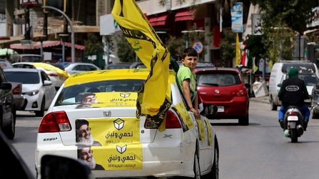 مناصرون لحزب الله في شوارع مدينة النبطية في جنوب لبنان، 6 مايو، 2018، في اليوم الذي تجري فيه البلاد انتخابات برلمانية لأول مرة منذ تسع سنوات.(AFP PHOTO / MAHMOUD ZAYYAT)