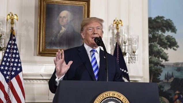 الرئيس الأمريكي دونالد ترامب يعلن قراره بشأن الاتفاق النووي مع إيران في غرفة الاستقبال الدبلوماسية في البيت الأبيض في العاصمة واشنطن، 8 مايو، 2018.  (AFP PHOTO / SAUL LOEB)