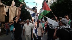 فلسطينيون يسكنون في تيسالونيكي اليونانية يحرقون العلم الامريكي والإسرائيلي امام القنصلية الامريكية خلال مظاهرة لادانة سفك الدماء عند حدود غزة ونقل السفارة الامريكية الى القدس، 17 مايو 2018 (AFP/Sakis MITROLIDIS)