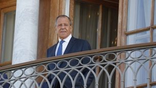 وزير الخارجية الروسي سيرغي لافروف يقف على الشرفة قبل اجتماعه للرئيس فلاديمير بوتين مع نظيره الفرنسي إيمانويل ماكرون (كلاهما لا يظهر في الصورة) في قصر ’قسطنطين’ في ستريلنا، بالقرب من سانت بطرسبرغ، 24 مايو، 2018. (GRIGORY DUKOR/AFP)