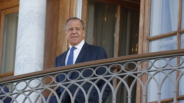 وزير الخارجية الروسي سيرغي لافروف يقف على الشرفة قبل اجتماعه للرئيس فلاديمير بوتين مع نظيره الفرنسي إيمانويل ماكرون (كلاهما لا يظهر في الصورة) في قصر ’قسطنطين’ في ستريلنا، بالقرب من سانت بطرسبرغ، 24 مايو، 2018. (GRIGORY DUKOR/AFP)
