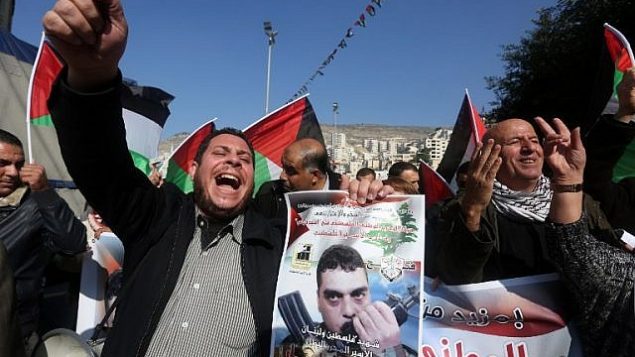 توضيحية: فلسطينيون يهتفون شعارات ضد إسرائيل خلال مظاهرة مؤيدة للأسير السابق سمير القنطار (في الصورة) في مدينة نابلس في الضفة الغربية، الذي قُتل في غارة جوية نُسبت لإسرائيل على منزله في جرمانا في ضواحي العاصمة السورية دمشق، 21 ديسمبر، 2015. (AFP/JAAFAR ASHTIYEH)