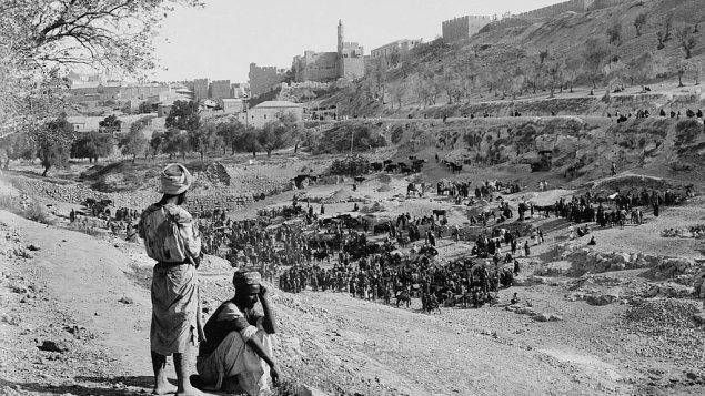 مسافة قصيرة عن البلدة القديمة، بين الأعوام، في صورة تم التقاطها بين الأعوام 1900-1920. (American Colony)