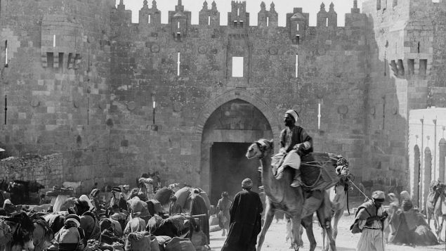 تجار عند باب العامود، في صورة تم التقاطها بين 1898-1919. 
(American Colony)