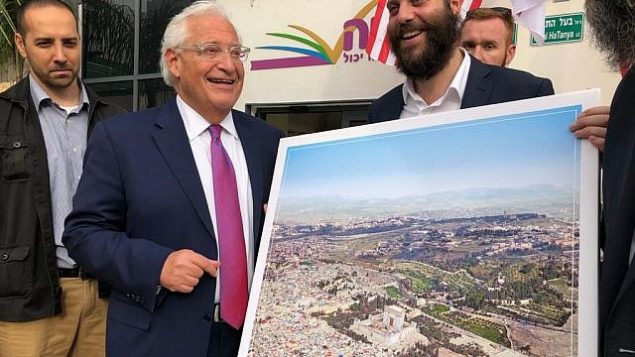 السفير الأمريكي ديفيد لدى إسرائيل ديفيد فريدمان يحصل على صورة تم فيها وضع الهيكل اليهودي محل قبة الصخرة في الحرم القدسي، خلال حدث لمنظمة ’أحياه’ الغير ربحية التربوية في بني براك، 22 مايو، 2018. (Courtesy: Kikar HaShabbat)