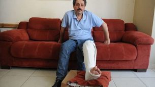 ناشط حقوق الإنسان جعفر فرح، الذي يتهم الشرطة بكسر ركبته بعد اعتقاله. (لقطة شاشة: Twitter)