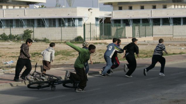 اطفال اسرائيليون يسارعون الى ملجأ خلال صفارة انذار تحذر من صواريخ قادمة من قطاع غزة، 8 يناير 2009 (Anna Kaplan/ Flash90)