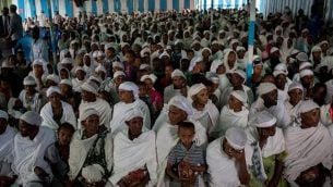 أعضاء من جماعة "الفلاشا" الإثيوبية اليهودية ينتظرون الصلاة قبل حضور وجبة الفصح، في الكنيس في غوندار، إثيوبيا، 22 أبريل 2016. (Miriam Alster / FLASH90)