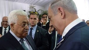 رئيس الوزراء بينيامين نتنياهو يلتقي مع رئيس السلطة الفلسطينية محمود عباس خلال جنازة رئيس الدولة الراحل شمعون بيرس في جبل هرتسل في القدس، 30 سبتمبر، 2016.  (Amos Ben Gershom/GPO)