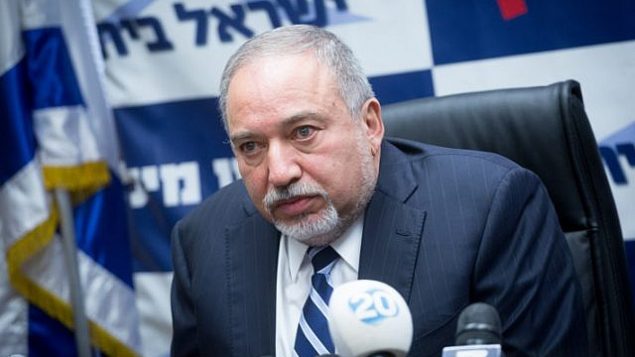 وزير الدفاع أفيغدور ليبرمان يترأس جلسة لكتلة حزب ’إسرائيل بيتنا’ في الكنيست، 8 يناير، 2018. 
(Miriam Alster/Flash90)