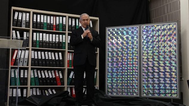 رئيس الوزراء بينيامين نتنياهو يلقي خطابا حول وثائق حصلت عليها إسرائيل يقول إنها تثبت أن إيران كذبت بشأن برنامجها النووي، في وزارة الدفاع في تل أبيب، 30 أبريل، 2018. (Miriam Alster/Flash90)