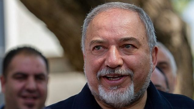 وزير الدفاع أفيغدور ليبرمان يقدم بيانًا لوسائل الإعلام خلال زيارته لكاتزرين، 11 مايو، 2018. (Basel Awidat/Flash90)