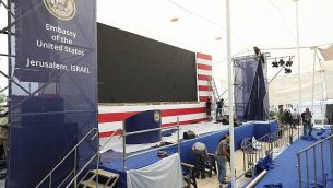 العمال يعدون المسرح لحفل الافتتاح الرسمي للسفارة الأمريكية في القدس، 13 مايو  2018. (Yonatan Sindel/Flash90)