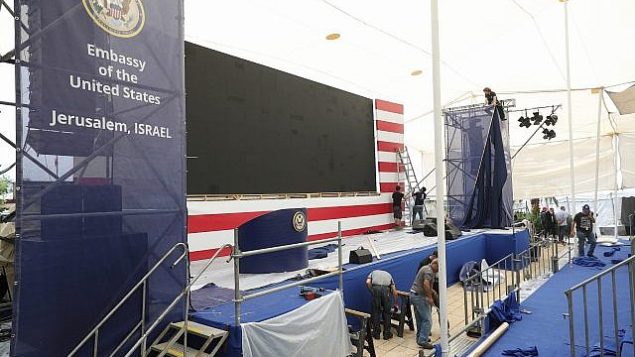 العمال يعدون المسرح لحفل الافتتاح الرسمي للسفارة الأمريكية في القدس، 13 مايو  2018. (Yonatan Sindel/Flash90)