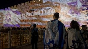 يتم عرض الأعلام الإسرائيلية والأمريكية على جدران مدينة القدس القديمة، في 13 مايو 2018، عشية افتتاح السفارة الأمريكية في القدس. (Yonatan Sindel/Flash90)