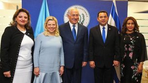 رئيس الوزراء بينيامين نتنياهو وزوجته سارة، والرئيس الغواتيمالي جيمي موراليس (الثاني من اليمين) ووزيرة خارجيه ساندرا جوفيل (من اليسار) في صورة مشتركة خلال مراسم الافتتاح الرسمي للسفارة الغواتيمالية في القدس، 16 مايو، 2018. (Marc Israel Sellem/Pool)