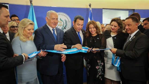 رئيس الوزراء بنيامين نتنياهو، رئيس غواتيمالا جيمي موراليس ووزيرة خارجية غواتيمالا ساندرا خوفيل في مراسيم افتتاح سفارة غواتيمالا في القدس، 16 مايو 2018 (Marc Israel Sellem/Pool/Flash90)