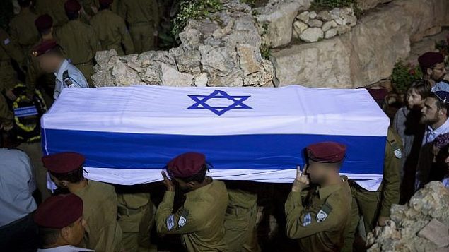 جنود يحملون نعش رونين لوبارسكي خلال جنازته في المقبرة العسكرية في جبل هرتسل في القدس، 27 مايو، 2018.  (Yonatan Sindel/Flash90)