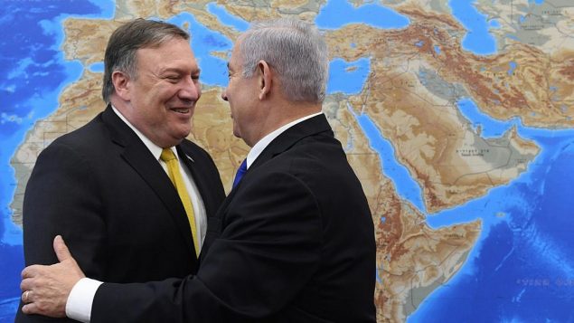 وزير الخارجية الأمريكي مايك بومبيو (إلى اليسار) مع رئيس الوزراء بنيامين نتنياهو قبل مؤتمر صحفي في وزارة الدفاع في تل أبيب في 29 أبريل، 2018. (Haim Zach/GPO)