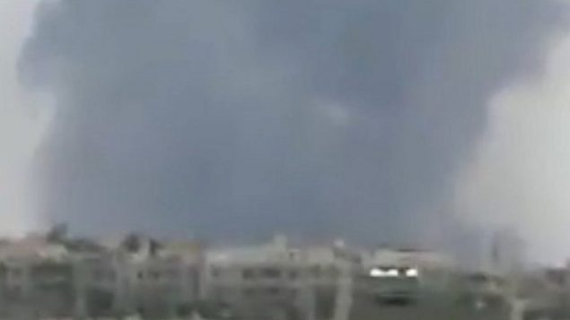 شوهد الدخان بعد تقارير عن انفجارات في قاعدة حماة الجوية في سوريا في 18 مايو 2018. (لقطة شاشة: تويتر)