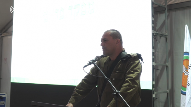 قائد قيادة الجنوب ايال زمير يتحدث مع ضباط في جنوب اسرائيل، 30 مايو 2018 (Screen capture: Israel Defense Forces)