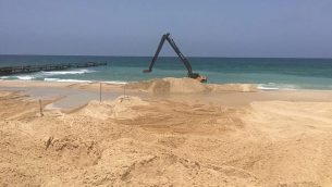 معدات بناء تعمل على حاجز تحت سطح البحر بالقرب من حدود إسرائيل مع قطاع غزة. (وزارة الدفاع)
