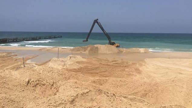 معدات بناء تعمل على حاجز تحت سطح البحر بالقرب من حدود إسرائيل مع قطاع غزة. (وزارة الدفاع)