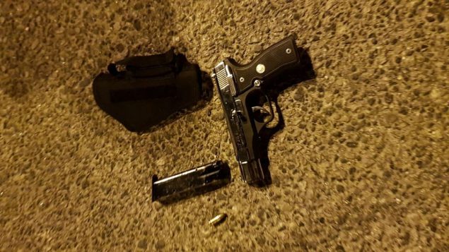 مسدس تم اكتشافه داخل سيارة رجل فلسطيني بالقرب من مستوطنة في الضفة الغربية، 30 مايو 2018 (Israel Police)