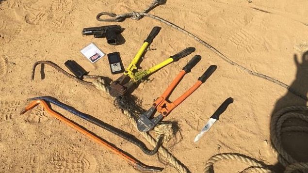 مسدس وسكين وقضبان حديدية تم العثور عليها بحوزة ثمانية مسلحين يُشتبه بانتمائهم لحركة حماس يقول الجيش إنهم قاموا بفتح النار على قوات إسرائيلية في شمال قطاع غزة، 14 مايو، 2018. (Israel Defense Forces)