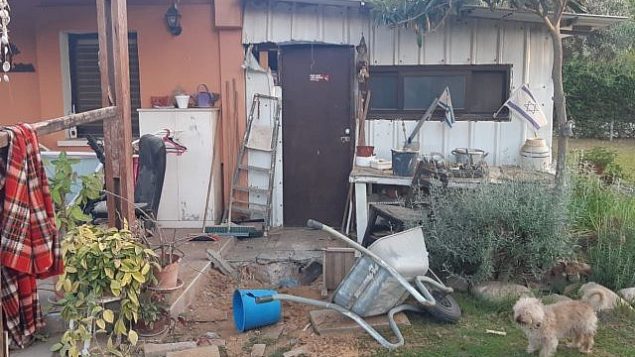 أضرار لحقت بمنزل في منطقة إشكول الجنوبية جراء إطلاق قائف هاون من قطاع غزة فجر 30 مايو، 2018.  (courtesy: Eshkol Regional Council)
