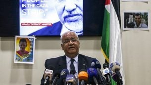 صائب عريقات، امين عام منظمة التحرير الفلسطينية، خلال مؤتمر صحفي في مدينة رام الله في الضفة الغربية، 21 ابريل 2018 (AFP PHOTO / ABBAS MOMANI)