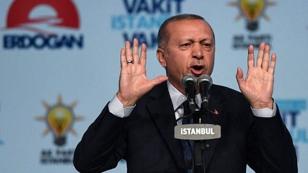 الرئيس التركي رجب طيب أردوغان وهو يلقي خطابا خلال اجتماع انتخابي يقدم مرشحين للانتخابات البرلمانية المقبلة، في 29 مايو 2018 في اسطنبول. (OZAN KOSE/AFP)