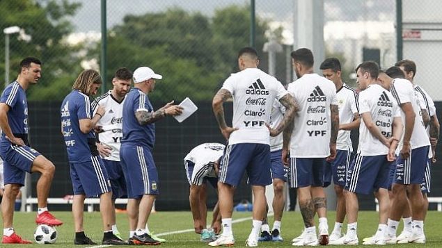 مهاجم المنتخب الأرجنتيني ليونيل ميسي (الثالث من اليسار) خلال حصة تدريبية مع زملائه في المنتخب في سانت خوان ديبسي، القريبة من برشلونة، 6 يونيو، 2018.  (AFP PHOTO / PAU BARRENA)