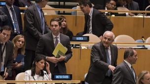 السفير الفلسطيني لدى الأمم المتحدة رياض منصور (الشعر الأبيض) يمر من جانب السفيرة الأمريكية لدى الأمم المتحدة نيكي هايلي (الجالسة على الكرسي) خلال عملية تصويت لإدانة الأنشطة الإسرائيلية في غزة، في الجمعية العامة للأمم المتحدة في نيويورك، 13 يونيو، 2018. (AFP PHOTO / Don EMMERT)