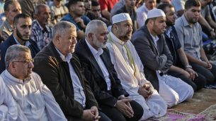 قائد حماس اسماعيل هنية يشارك في صلاة الفجر في اول ايام عيد الفطر بالقرب من الحدود بني غزة واسرائيل، 15 يونيو 2018 (AFP PHOTO / MAHMUD HAMS)