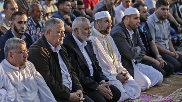 قائد حماس اسماعيل هنية يشارك في صلاة الفجر في اول ايام عيد الفطر بالقرب من الحدود بني غزة واسرائيل، 15 يونيو 2018 (AFP PHOTO / MAHMUD HAMS)