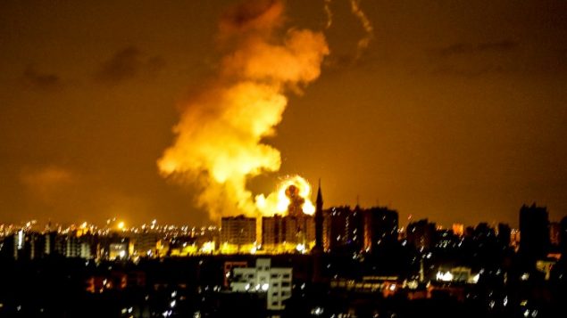 انفجار في مدينة غزة في اعقاب غارة جوية اسرائيلية، 18 يونيو 2018 (AFP / MAHMUD HAMS)