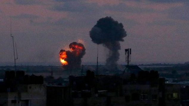 صورة لانفجار التقطت من مدينة رفح جنوب قطاع غزة بعد غارة جوية اسرائيلية ردا على اطلاق حركات فلسطينية عشرات الصواريخ من القطاع الساحلي، 20 يونيو 2018 (Said Khatib/AFP) صورة لانفجار التقطت من مدينة رفح جنوب قطاع غزة بعد غارة جوية اسرائيلية ردا على اطلاق حركات فلسطينية عشرات الصواريخ من القطاع الساحلي، 20 يونيو 2018 (Said Khatib/AFP)
