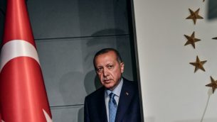 الرئيس التركي رجب طيب اردوغان قبل تقديم خطاب في اسطنبول بعد صدور النتائج الاولية للانتخابات الرئاسية لاتركية، 24 يونيو 2018 (BULENT KILIC / AFP)