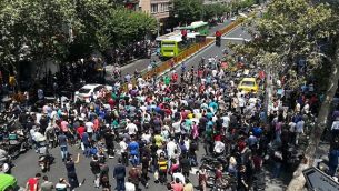 تظاهرات إيرانية في وسط طهران في 25 يونيو، 2018 (AFP Photo/Atta Kenare)
