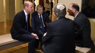 الأمير وليام البريطاني ومدير متحف ياد فاشيم افنر شاليف يلتقيان بناجين من المحرقة انقذتهم بريطانيا في طفولتهم في متحف ياد فاشيم في ذكرى المحرقة بالقدس، 26 يونيو 2018 (AFP Photo/Pool/Debbie Hill)