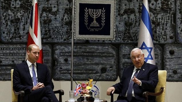 رئيس الدولة رؤوفين ريفلين (من اليمين) يلتقي بالأمير ويليام دوق كامبريدج، في مقر إقامة الرئيس في القدس، 26 يونيو، 2018.  (AFP PHOTO / GALI TIBBON)
