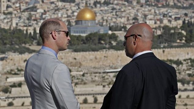 الأمير وليام البريطاني يتحدث مع مرشد في الطور، المطلة على القدس القديمة وقبة الصخرة، 28 يونيو 2018 (AFP PHOTO / POOL / Thomas COEX)