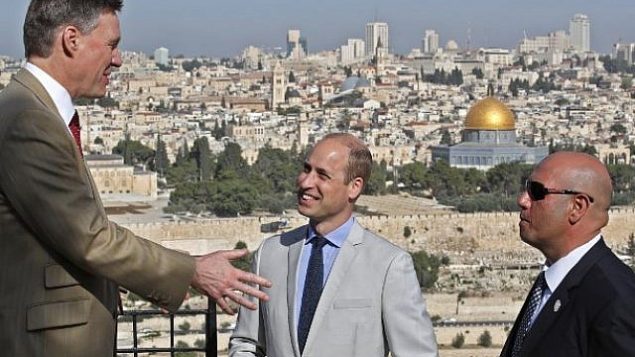الأمير وليام البريطاني والقنصل البريطاني العام في القدس فيليب هول يتحدثان مع مرشد في الطور، المطلة على القدس القديمة وقبة الصخرة، 28 يونيو 2018 (AFP PHOTO / POOL / Thomas COEX)