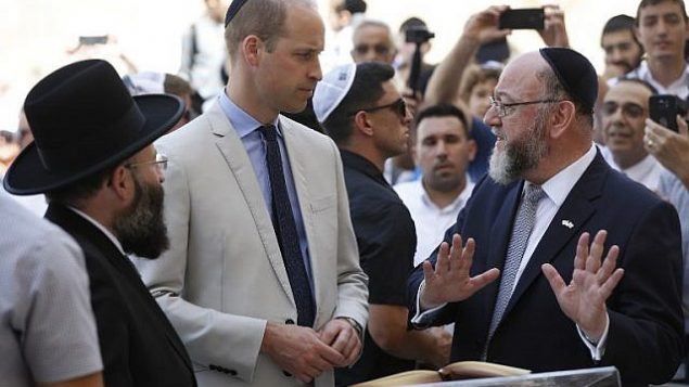 الأمير وليام البريطاني، الحاخام البريطاني الرئيسي افرايم ميرفيس، والحاخام الرئيسي لحائط المبكى شموئيل رابينوفيتش خلال زيارة لحائط المبكى، اقدس مكان يمكن لليهود الصلاة به، في القدس القديمة، 28 يونيو 2018 (AFP PHOTO / POOL / ABIR SULTAN)