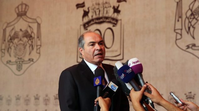 رئيس الوزراء الاردني هاني الملقي خلال مؤتمر صحفي بعد مراسيم تنصيب حكومة اردنية جديدة في القصر الملكي في عباس، 1 يونيو 2016 (AFP PHOTO / KHALIL MAZRAAWI)